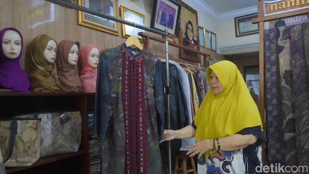 Batik Ecoprint Namira Ecoprint usaha fesyen ramah lingkungan yang mengolah alam menjadi karya. Mengusung prinsip tanpa bahan kimia, setiap kain diproduksi dengan kesabaran dan sentuhan tangan.