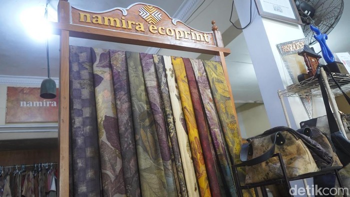 Batik Ecoprint Surabaya Bertema Alam Ini Tembus ke Pasar Internasional