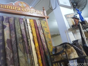 Batik Ecoprint Surabaya Bertema Alam Ini Tembus ke Pasar Internasional