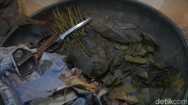 Batik Ecoprint Namira Ecoprint usaha fesyen ramah lingkungan yang mengolah alam menjadi karya. Mengusung prinsip tanpa bahan kimia, setiap kain diproduksi dengan kesabaran dan sentuhan tangan.