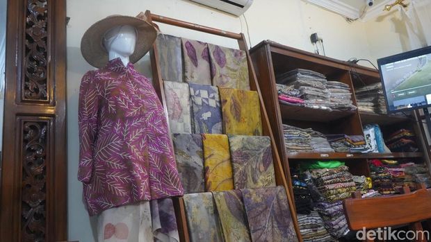 Batik Ecoprint Namira Ecoprint usaha fesyen ramah lingkungan yang mengolah alam menjadi karya. Mengusung prinsip tanpa bahan kimia, setiap kain diproduksi dengan kesabaran dan sentuhan tangan.