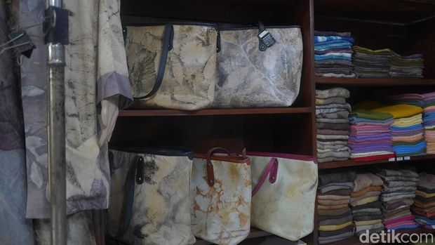 Batik Ecoprint Namira Ecoprint usaha fesyen ramah lingkungan yang mengolah alam menjadi karya. Mengusung prinsip tanpa bahan kimia, setiap kain diproduksi dengan kesabaran dan sentuhan tangan.