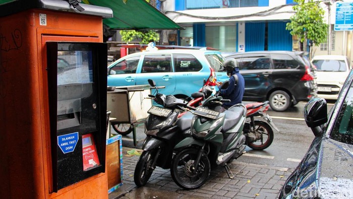 Pemerintah Provinsi (Pemprov) DKI Jakarta terus menggenjot transformasi digital di sektor perparkiran jalanan. Salah satu langkah yang dilakukan adalah penerapan sistem pembayaran parkir nontunai menggunakan Quick Response Code Indonesian Standard (QRIS) guna menekan kebocoran retribusi dan meningkatkan pendapatan daerah.