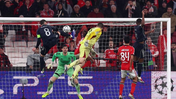 Soccer Football - UEFA Champions League - Benfica v Real Madrid - Estadio da Luz, Lisbon, Portugal - January 28, 2026 Benficas Anatoliy Trubin scores their fourth goal REUTERS/Pedro Nunes