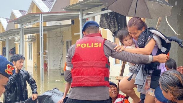 Brimob Polda Metro Jaya mengevakuasi ibu-ibu yang tewas tenggelam di danau Bekasi. Personel juga turun mengevakuasi warga yang terdampak banjir, Kamis (29/1/2026).
