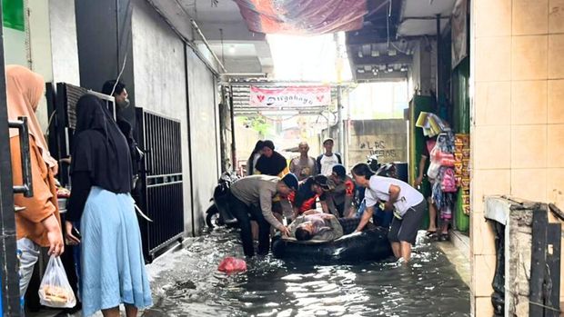 Brimob Polda Metro Jaya mengevakuasi warga sakit yang terjebak banjir di Cengkareng, Jakbar, Kamis (29/1/2026).