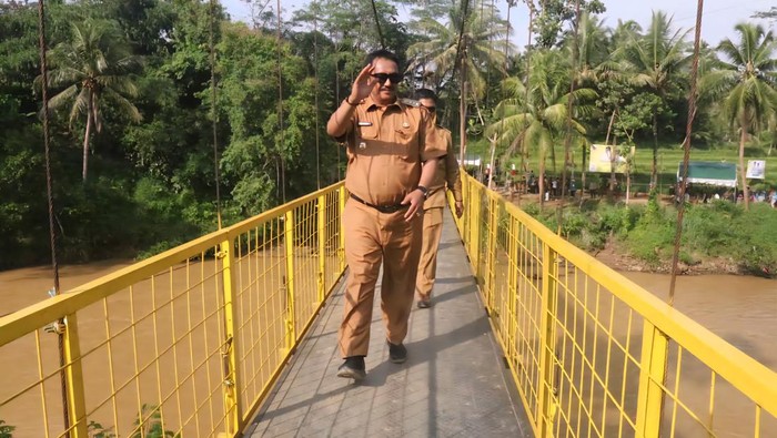 Bupati Asep Japar resmikan jembatan di wilayah Kalibunder yang menjadi akses vital warga setempat