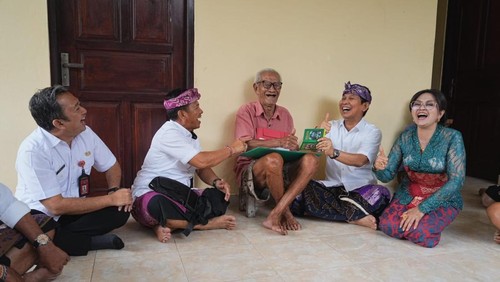 Bupati Wayan Adi Arnawa dan Ketua TP PKK Badung Nyonya Rasniathi saat menyerahkan bantuan untuk warga lansia bernama I Wayan Siteng (101 tahun), warga Desa Pecatu, Kuta Selatan, Rabu (28/1/2026). (Foto: Dok. Pemkab Badung)