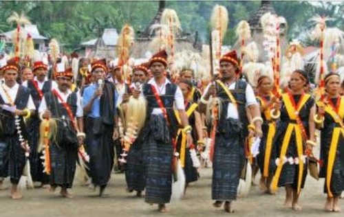 Busana Upacara Reba di Ngada NTT. (Dok: Komang, Anak Agung Ngurah, & I Gusti Bagus (2022) dalam jurnal yang berjudul SILI UWI: THE MAJESTY OF REBA DALAM BUSANA GAYA EXOTIC DRAMATIC)