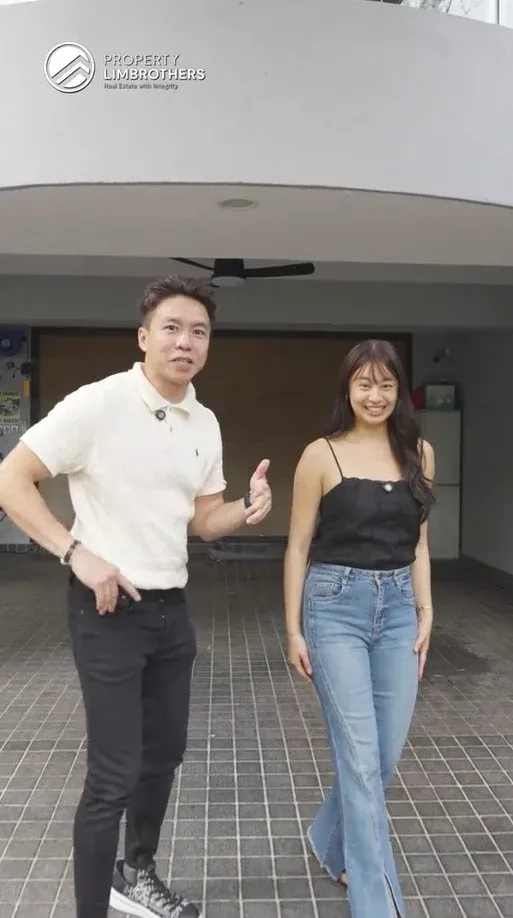 CEO Selingkuh dengan Karyawan CEO Propertylimbrothers diduga selingkuh dengan karyawan.