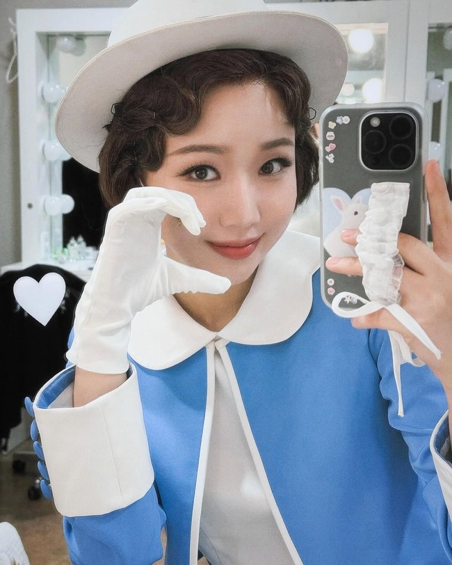 Tak sedikit yang membandingkan penampilan Choi Yoo Jung saat mengawali karier sebagai kontestan Produce 101 hingga jadi aktris teater. Foto: Instagram