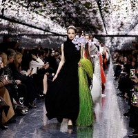 Rihanna Datang Terlambat, Fashion Show Christian Dior Molor 1 Jam