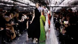 Rihanna Datang Terlambat, Fashion Show Christian Dior Molor 1 Jam