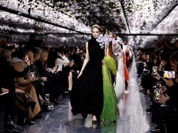 Rihanna Datang Terlambat, Fashion Show Christian Dior Molor 1 Jam