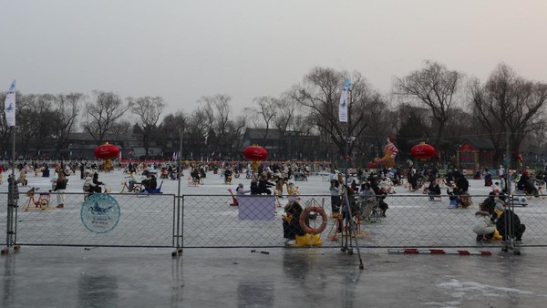 Danau Shichahai Membeku, Wisata Seluncur Es Jadi Daya Tarik Beijing