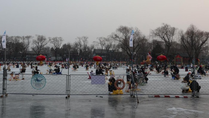 Pengunjung bermain seluncur es menggunakan kereta es dan sepeda es di kawasan Danau Shichahai yang airnya membeku akibat suhu dingin di Beijing, China, Rabu (28/01/2026). Dengan membayar 100 RMB (sekitar Rp240 ribu) per orang, pengunjung dapat melakukan berbagai aktivitas di arena es seluas 35 ribu meter persegi tersebut maupun berkeliling kawasan perumahan tradisional Beijing (hutong) di sekitar Shichahai sambil mengenakan kostum hanfu. ANTARA FOTO/Desca Lidya Natalia/wsj.