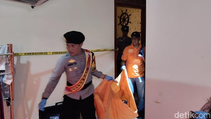 Petugas mengevakuasi jenazah korban perampokan di Karanggede, Boyolali.
