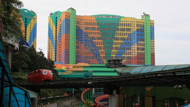 First World Hotel, hotel di Genting Highlands,  Malaysia. Hotel ini jadi hotel keempat dunia dengan total 6.118 kamar. Hotel itu berdiri di atas tanah seluas 500.000 kaki persegi.