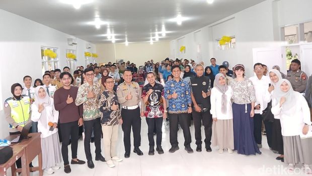 Foto bersama Kasi Cabang 1 Disdik Sulsel Hamran (tengah), Kurator Maxim Ridwan Damang Muda, Guru MGMP bahasa Inggris Makassar bersama seluruh peserta kuis. Nurul Hidayah/detiksulsel
