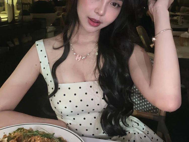 Gemas! Potret Cantik Meyden saat Ngemil Roti hingga Pasta