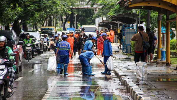 Gerak Cepat Petugas Gabungan Atasi Genangan di Jalan Letjen Suprapto Jakpus