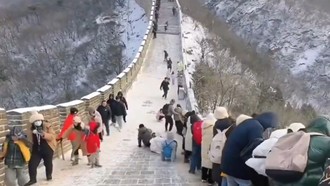 Tembok Besar China Membeku, Jadi Tempat Seluncuran