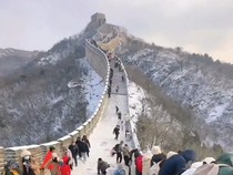 Tembok Besar China Membeku, Jadi Tempat Seluncuran