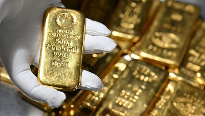 Gold bars of various values are stored in a safe deposit room in Munich, Germany, January 28, 2026. REUTERS/ Angelika Warmuth