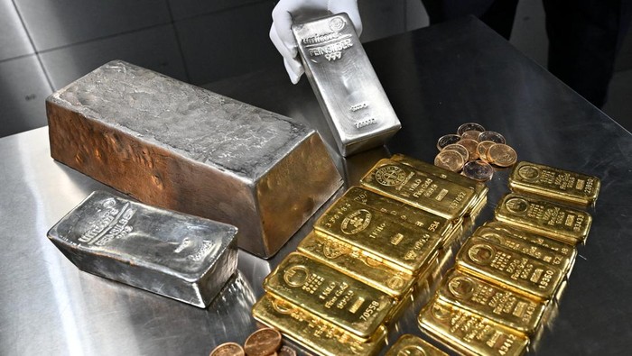 Gold bars of various values are stored in a safe deposit room in Munich, Germany, January 28, 2026. REUTERS/ Angelika Warmuth