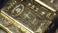Pelemahan dolar AS serta kekhawatiran inflasi turut memperkuat daya tarik logam mulia tersebut. REUTERS/Angelika Warmuth