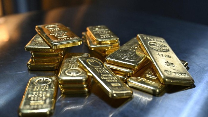 Gold bars of various values are stored in a safe deposit room in Munich, Germany, January 28, 2026. REUTERS/ Angelika Warmuth