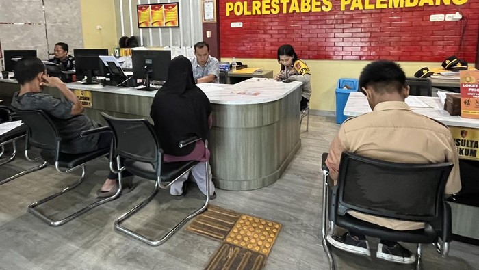 Ibu rumah tangga melaporkan dugaan tindak pidana kejahatan terhadap anaknya ke Polrestabes Palembang