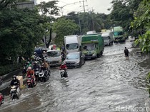 Video: Pria Ini Sukarela Perbaiki Motor Mogok saat Banjir di Daan Mogot