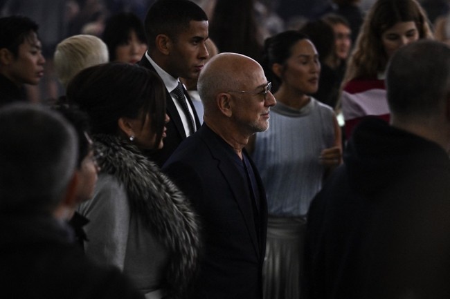 Paris Fashion Week Haute Couture Spring-Summer 2026 bertaburan pesohor, termasuk pasangan Lauren Sanchez dan Jeff Bezos. Menghadiri beberapa peragaan, mereka berusaha tampil maksimal di salah satu pekan mode bergengsi internasional itu. (Foto: AFP/JULIEN DE ROSA)