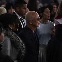 Paris Fashion Week Haute Couture Spring-Summer 2026 bertaburan pesohor, termasuk pasangan Lauren Sanchez dan Jeff Bezos. Menghadiri beberapa peragaan, mereka berusaha tampil maksimal di salah satu pekan mode bergengsi internasional itu. (Foto: AFP/JULIEN DE ROSA)