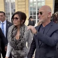 “Uang tidak dapat membeli kelas atau gaya. Dua orang ini sungguh sebuah lelucon,” tulis lainnya. Ada pula yang berkomentar, “Dia terlihat seperti karakter jahat film kartun yang memakai apa saja yang baru dibunuhnya.” Terlepas dari pro dan kontra kehadiran mereka, keduanya dipastikan akan tetap eksis di berbagai perhelatan fashion terakbar termasuk MET Gala tahun ini yang mereka sponsori.  (Foto: YouTube)