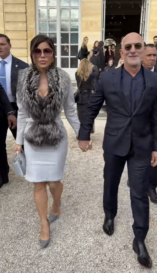 Beberapa jam kemudian, mereka muncul di presentasi koleksi adibusana perdana Jonathan Anderson untuk rumah mode Christian Dior. Lauren memilih tampilan serupa hanya saja dihiasi aksen bulu di bagian kerah. Tampak pula perempuan 56 tahun itu menenteng tas ikonis Lady Dior dari kulit eksotis. (Foto: YouTube)