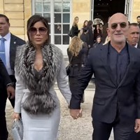 Beberapa jam kemudian, mereka muncul di presentasi koleksi adibusana perdana Jonathan Anderson untuk rumah mode Christian Dior. Lauren memilih tampilan serupa hanya saja dihiasi aksen bulu di bagian kerah. Tampak pula perempuan 56 tahun itu menenteng tas ikonis Lady Dior dari kulit eksotis. (Foto: YouTube)