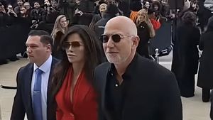 Foto: Gaya Lauren Sanchez dan Jeff Bezos di Paris Fashion Week, Banjir Olokan