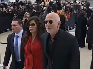 Foto: Gaya Lauren Sanchez dan Jeff Bezos di Paris Fashion Week, Banjir Olokan
