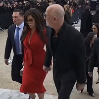 Atasan tersebut dipadukan dengan rok dan heels senada. Ia lalu menyempurnakan gayanya dengan handbag Schiaparelli yang dihiasi ornamen Surealis yang khas. Sementara itu, suaminya yang juga bos Amazon memilih setelan hitam dengan kemeja yang kancing kerahnya dibiarkan terbuka. (Foto: YouTube)