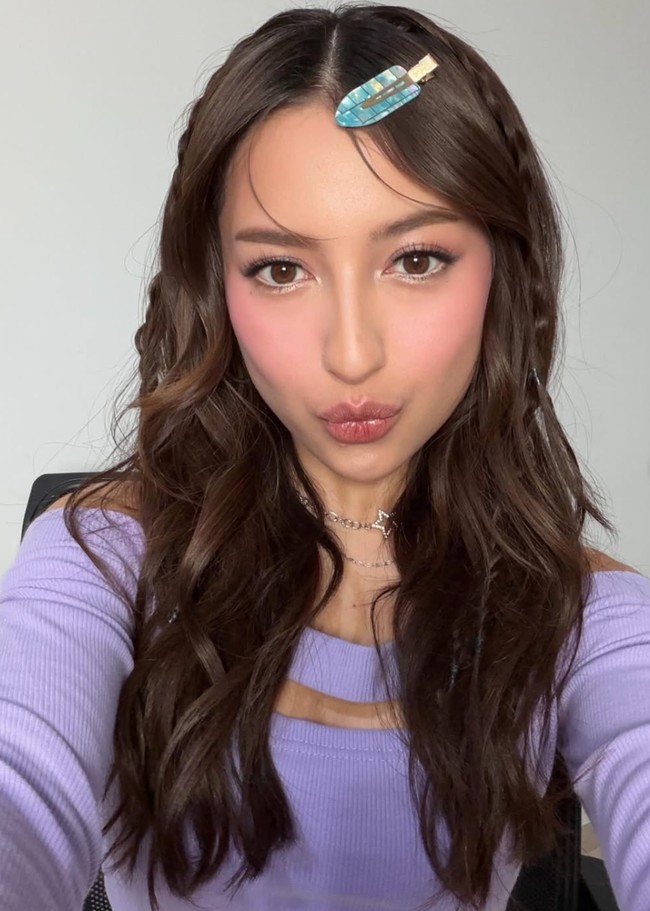 Dari beberapa foto yang dibagikan terlihat Jennifer mengenakan atasan rajut berwarna ungu lavender dengan potongan feminin. Desainnya fitted di badan, berlengan panjang, dan memiliki cut-out kecil di bagian dada, memberi kesan manis sekaligus modern. Foto: Instagram/@jennifercoppenreal20