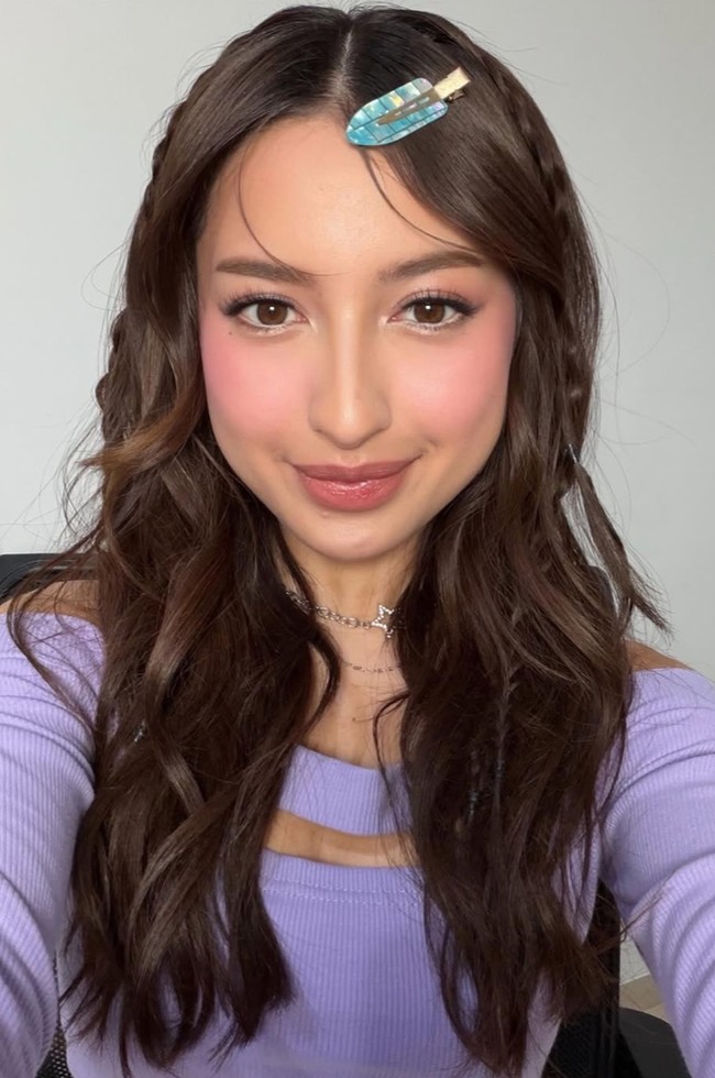 Bagian rambutnya ditata panjang bergelombang dengan belahan tengah. Bagian kiri dan kanan terdapat kepangan yang mempercantik rambutnya. Foto: Instagram/@jennifercoppenreal20