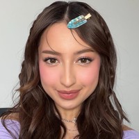 Bagian rambutnya ditata panjang bergelombang dengan belahan tengah. Bagian kiri dan kanan terdapat kepangan yang mempercantik rambutnya. Foto: Instagram/@jennifercoppenreal20