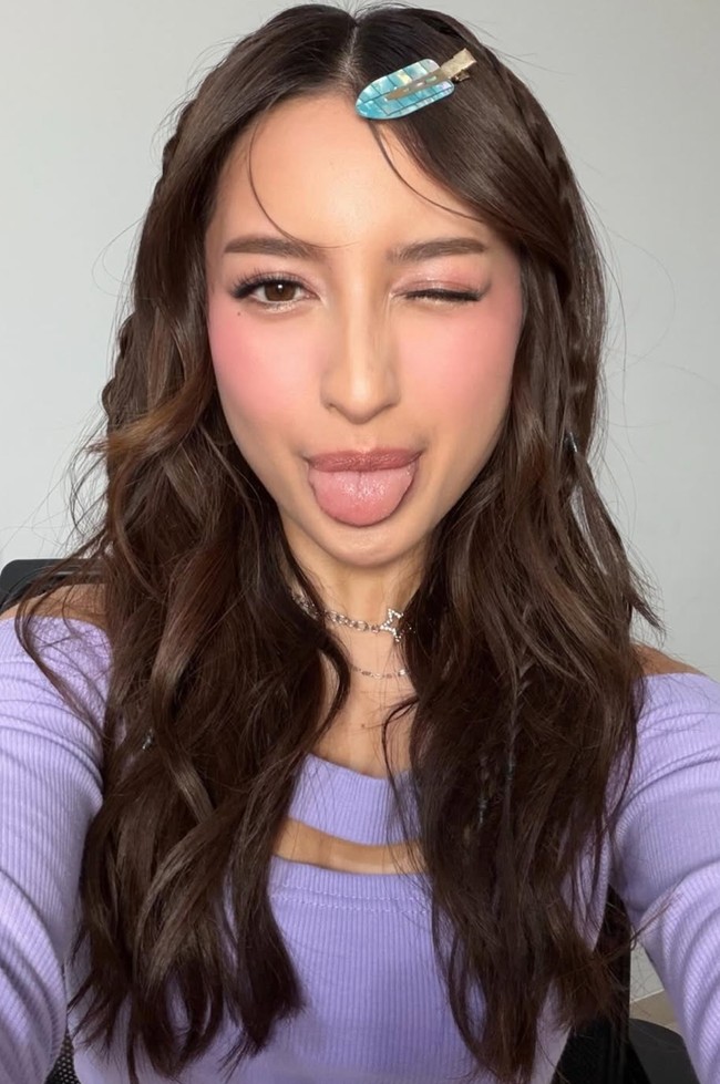 Terdapat jepit rambut warna biru kehijauan bermotif marble di sisi depan kepala. Jepit ini menjadi statement kecil yang memberi sentuhan playful ala tren Y2K. Melengkapi penampilannya, ibu satu anak itu juga mengenakan kalung 2 layer berwarna silver. Foto: Instagram/@jennifercoppenreal20