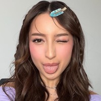 Terdapat jepit rambut warna biru kehijauan bermotif marble di sisi depan kepala. Jepit ini menjadi statement kecil yang memberi sentuhan playful ala tren Y2K. Melengkapi penampilannya, ibu satu anak itu juga mengenakan kalung 2 layer berwarna silver. Foto: Instagram/@jennifercoppenreal20