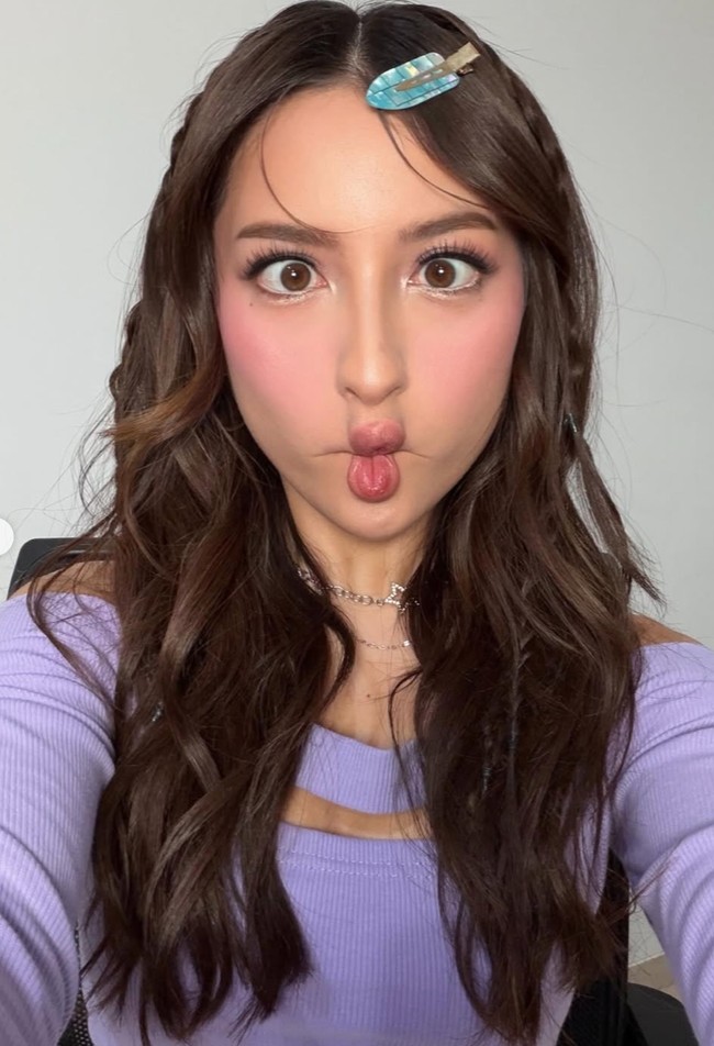 Yang paling mencuri atensi ialah riasan wajahnya. Biasa tampil dengan makeup bronzy ala cewek latina, kali ini Jennifer tampil dengan riasan soft yang lebih ringan bak eonni Korea. Foto: Instagram/@jennifercoppenreal20