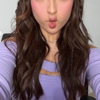 Yang paling mencuri atensi ialah riasan wajahnya. Biasa tampil dengan makeup bronzy ala cewek latina, kali ini Jennifer tampil dengan riasan soft yang lebih ringan bak eonni Korea. Foto: Instagram/@jennifercoppenreal20