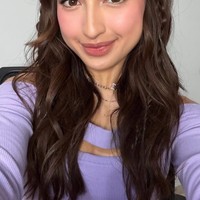 Complexionnya tampak flawless, dewy, dan halus. Blush on pink diaplikasikan cukup bold di pipi, memberi efek ‘blushing look’. Alis dibentuk natural, rapi tanpa terlalu tebal. Eye makeup soft dengan sentuhan shimmer halus, bulu mata lentik namun tetap ringan. Sementara bagian bibir menggunakan lipstik pink glossy yang membuat tampilan lebih segar. Foto: Instagram/@jennifercoppenreal20