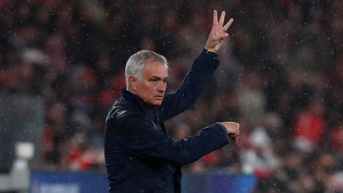 Soccer Football - UEFA Champions League - Benfica v Real Madrid - Estadio da Luz, Lisbon, Portugal - January 28, 2026 Benfica coach Jose Mourinho REUTERS/Pedro Rocha